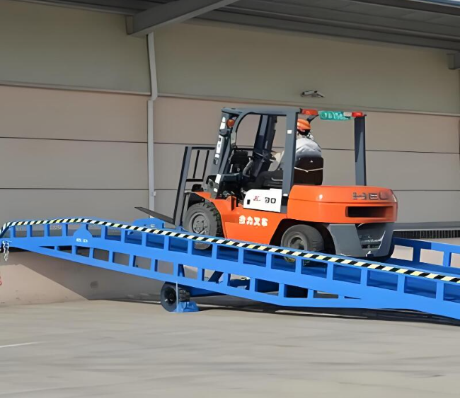 新盈镇移动式卸货平台（叉车用）